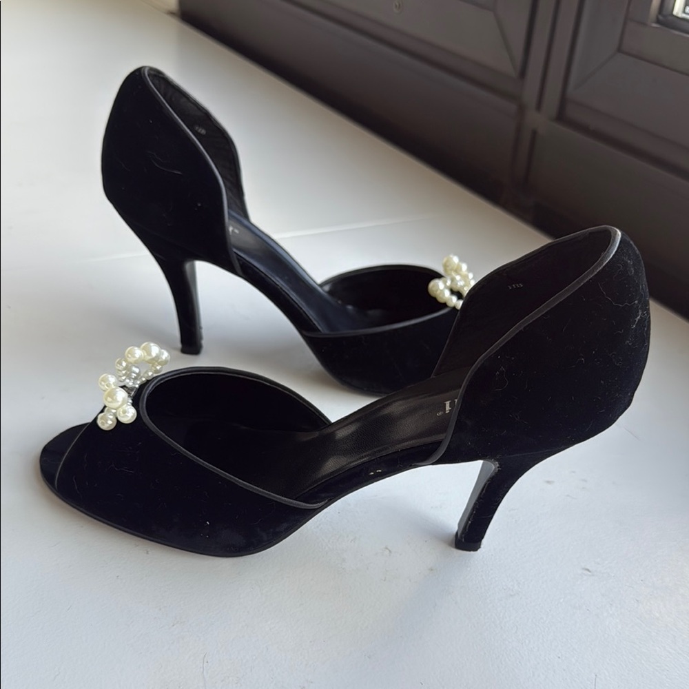 Elegant Black Heels with Pearl Detail